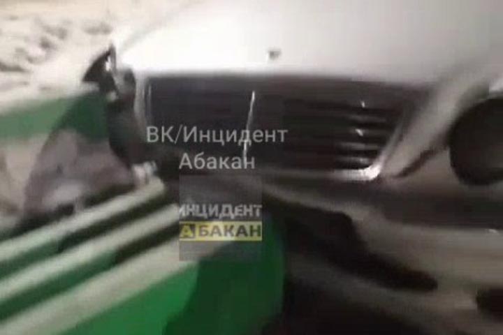 В Черногорске автомобиль протаранил скамейку